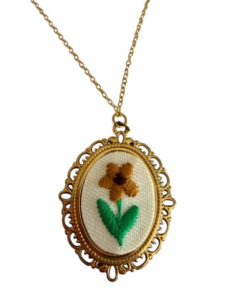 collana girasole ricamata
